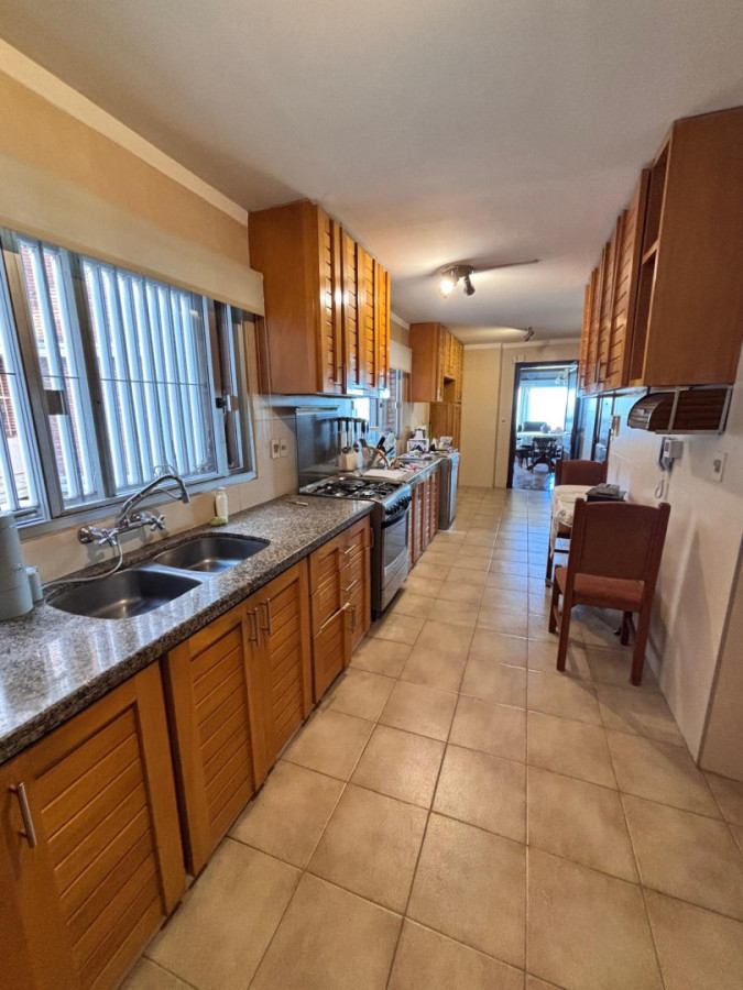 Apartamento ID.440 - Hermosa propiedad de estilo en Puerto del Buceo 3 dorm y servicio 2 gges
