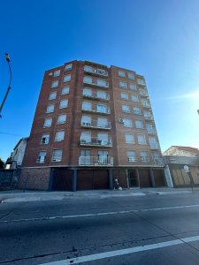 Muy Lindo apartamento sobre Av Italia