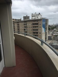 Amplio y luminoso apartamento en piso 13 en el centro de Mdeo!