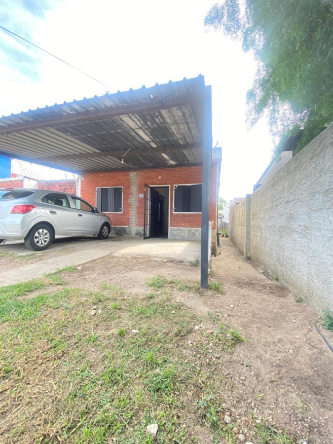 Casa ID.424 - Casa independiente con cochera en alquiler 2 dormitorios.