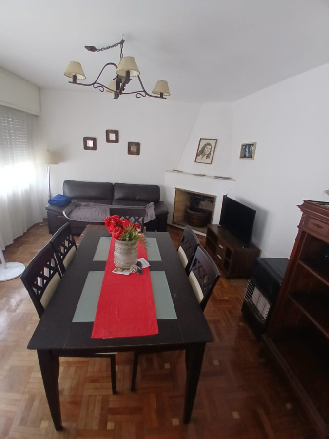 Casa ID.321 - Venta de amplia casa en Malvín. Vida de barrio cerca del mar