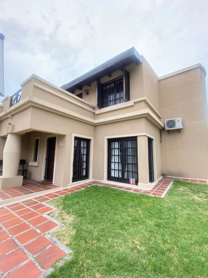 Casa ID.419 - Casa de 3 dormitorios con parrillero, terraza y jardín cerca de Plaza Italia Shopping