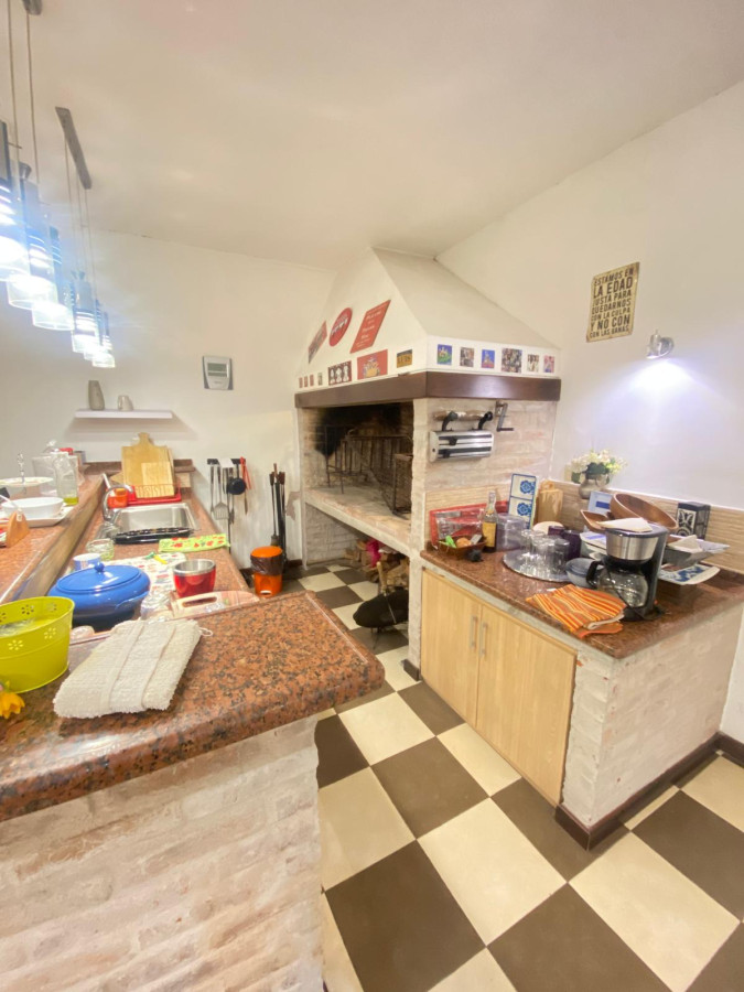 Casa ID.318 - Gran propiedad en Pocitos en Padrón Único 4 dorm,2 baños y gge