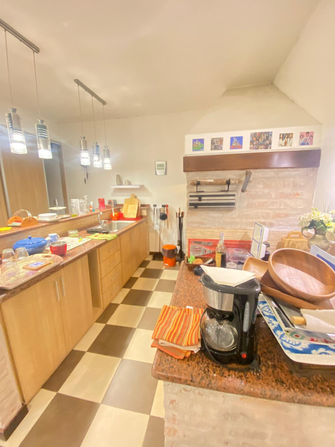 Casa ID.318 - Gran propiedad en Pocitos en Padrón Único 4 dorm,2 baños y gge