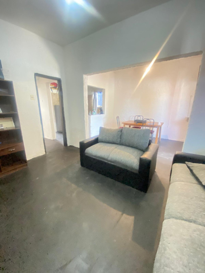 Casa ID.424 - Casa independiente con cochera en alquiler 2 dormitorios.