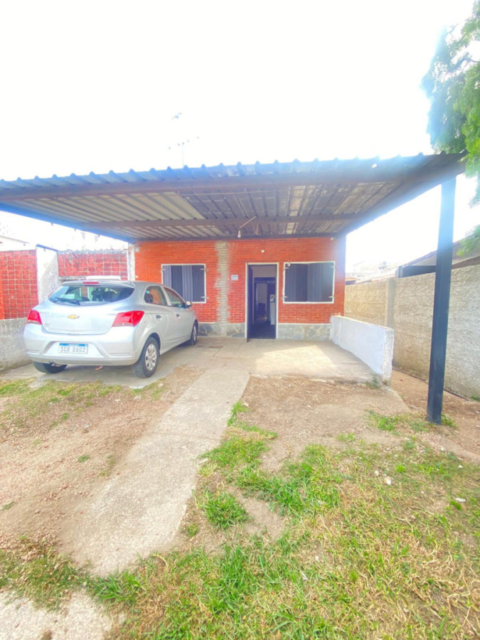 Casa ID.424 - Casa independiente con cochera en alquiler 2 dormitorios.