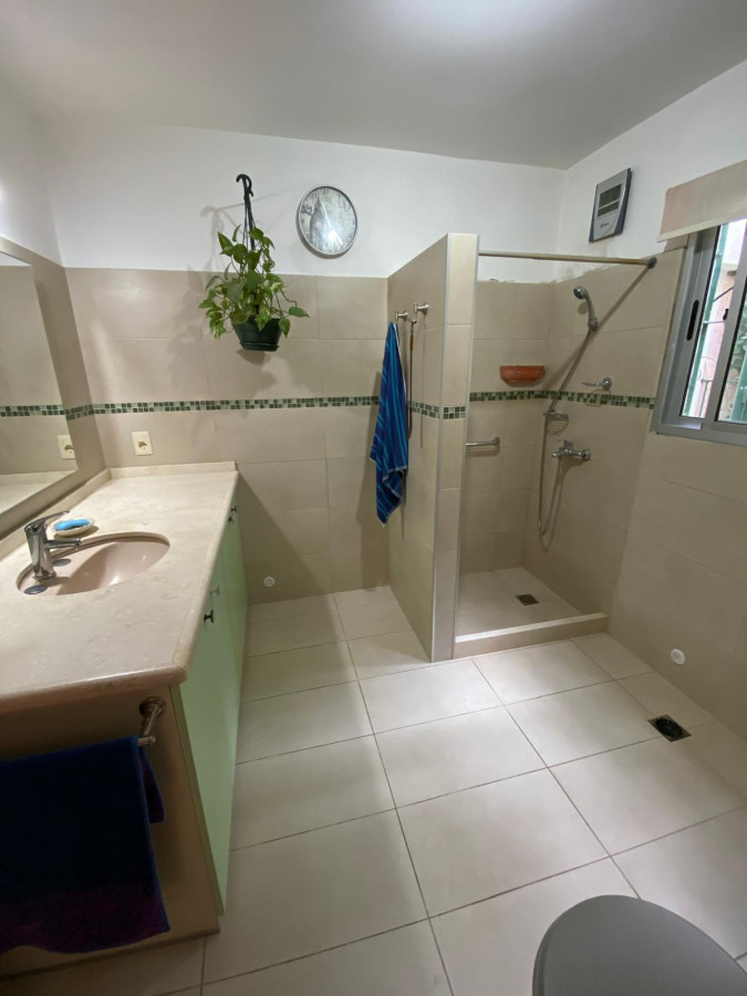 Casa ID.318 - Gran propiedad en Pocitos en Padrón Único 4 dorm,2 baños y gge