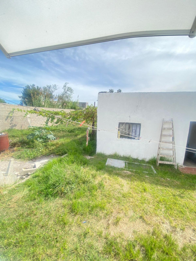 Casa ID.424 - Casa independiente con cochera en alquiler 2 dormitorios.