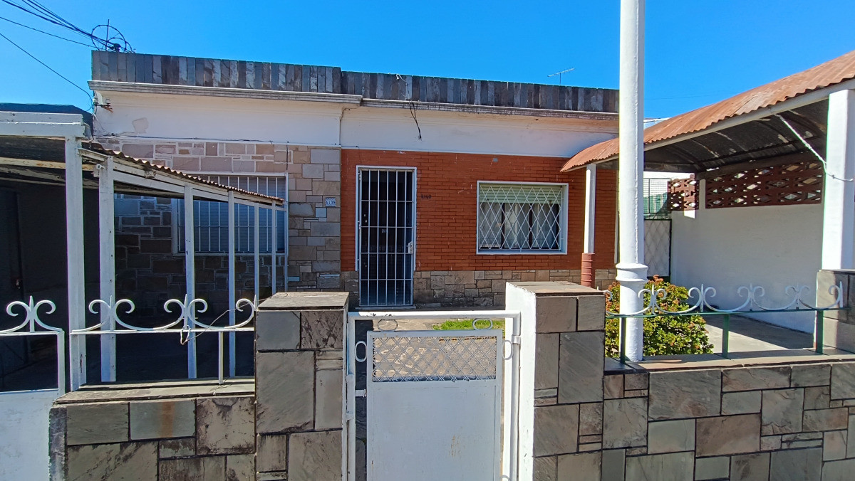 ENTA DE CASA DE UN DORMITORIO, CON GRAN FONDO Y PARRILLERO,  COCHERA PARA 2 AUTOS EN AIRES PUROS