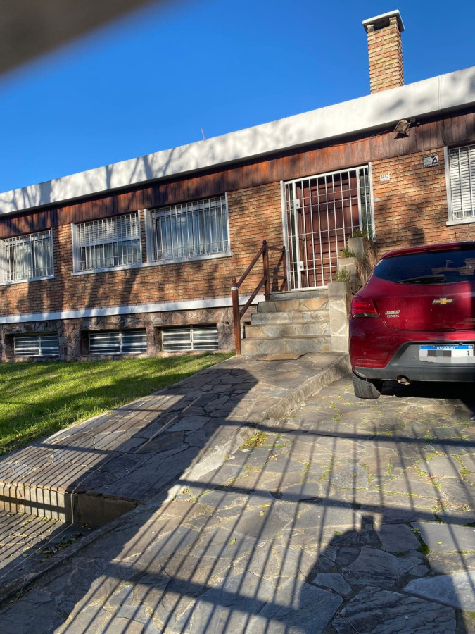 Hermosa Casa en PU en Malvin 5 dorm y 2 baños con gge doble
