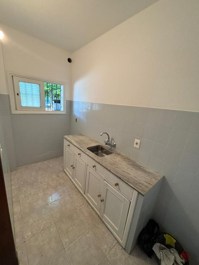 Apartamento en PH totalmente independiente 2 dorm en Paso Molino, La Teja en Venta con renta.