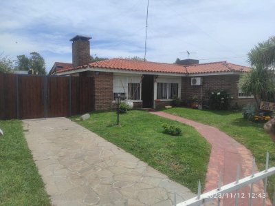 OPORTUNIDAD : VENTA DE HERMOSA CASA TIPO CHALET DE 4 DORMITORIOS, 3 BAÑOS Y BARBACOA EN BALNEARIO ATLÁNTIDA.