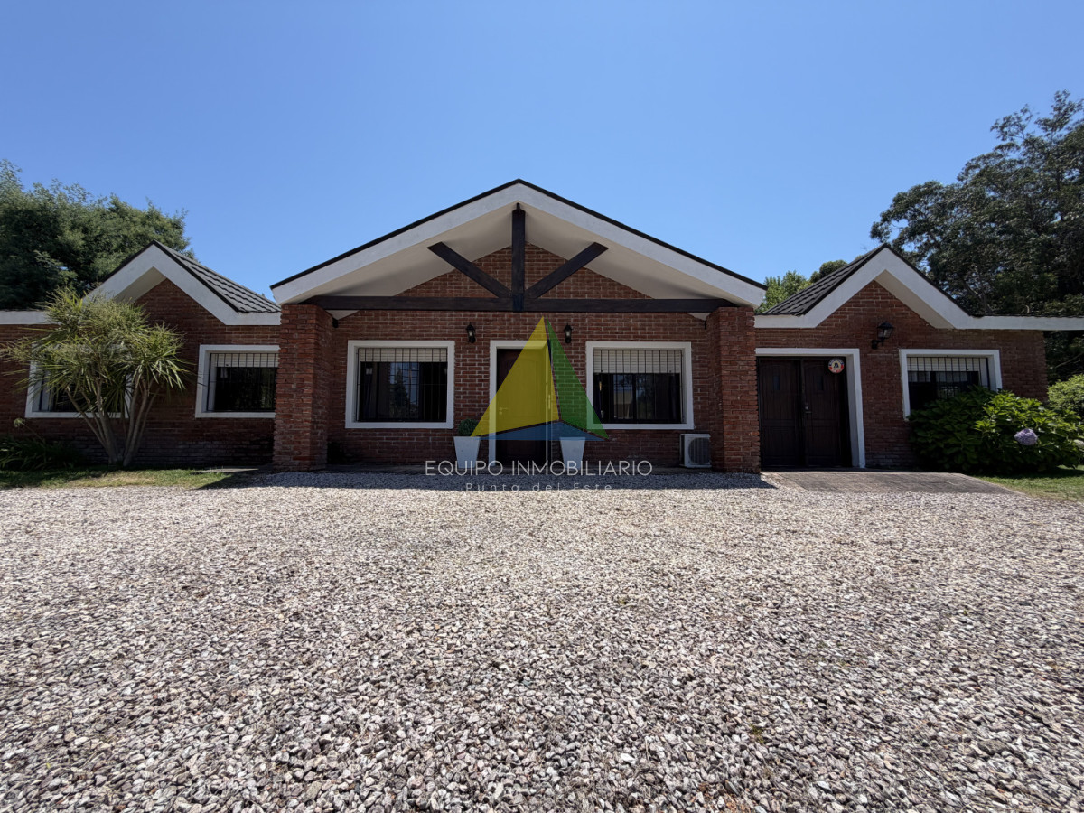 Hermosa casa en barrio Residencial de Punta del Este a pasos de todo! - Ref : EQP8506 - EQU8506C