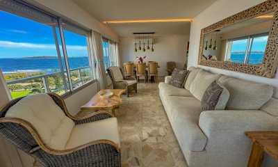 Hermoso apartamento en Playa Mansa con vista al mar en torre con servicios.