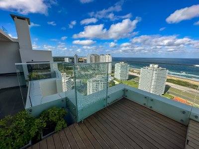 Planta especial en piso alto, parrillero y jacuzzi en balcón