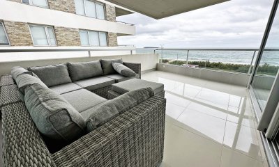 Apartamento en venta con 2 suites en edificio Lumiere, Punta del Este.