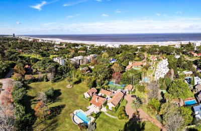 Casa en el Golf con gran lote a pasos del mar