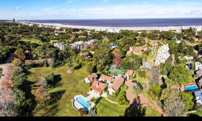 Casa en el Golf con gran lote a pasos del mar