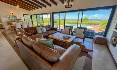 Hermosa casa en Laguna de los Cisnes.