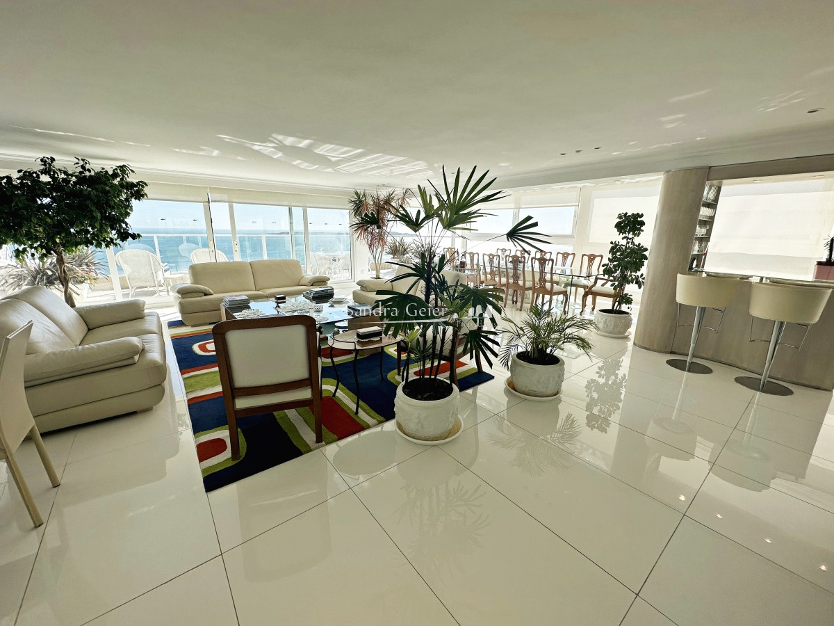 Apartamento ID.2558 -  VENTA Penthouse en primera linea de Playa Mansa