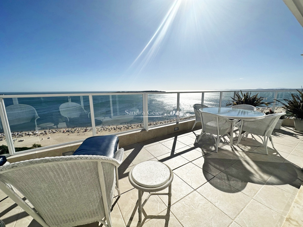 Apartamento ID.2558 -  VENTA Penthouse en primera linea de Playa Mansa