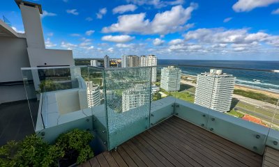 BRAVA,  venta. Planta especial en piso alto, parrillero y jacuzzi en balcón