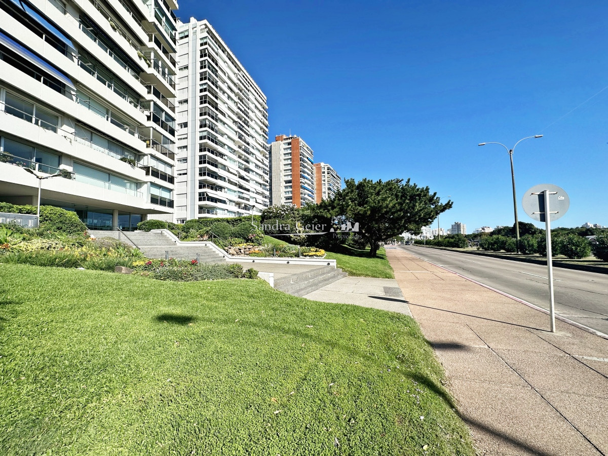 Apartamento ID.2558 -  VENTA Penthouse en primera linea de Playa Mansa