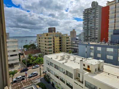 Departamento soleado en venta en Peninsula en OPORTUNIDAD!