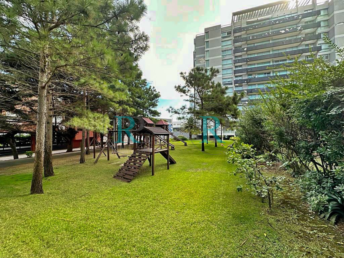 Apartamento ID.2121 - Departamento en zona mansa, 3 dormitorios U$S 269.000