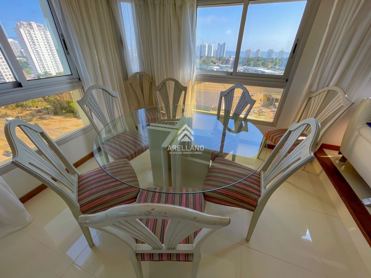 Apartamento ID.4660 - Hermoso apartamento en piso alto en la zona de Punta Shopping, cerca de todo!