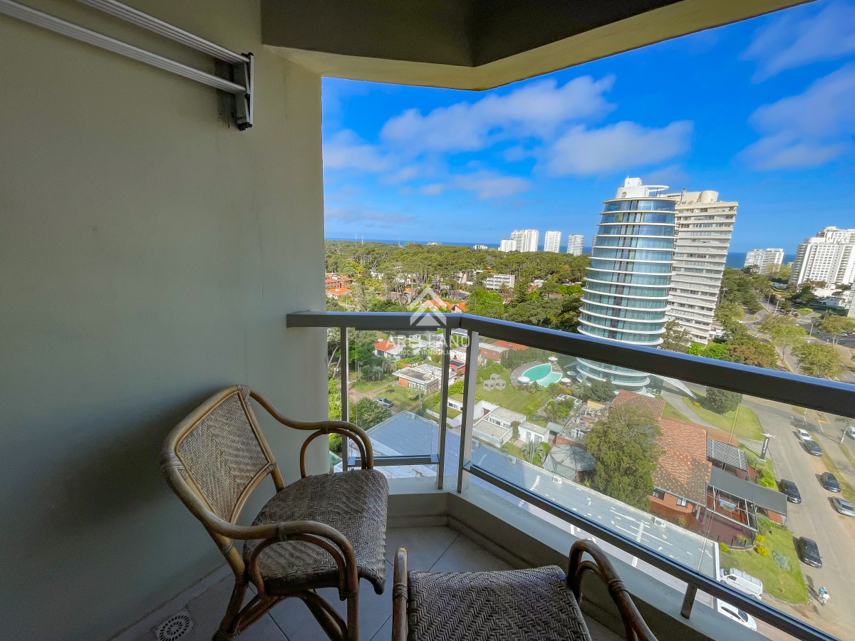 Apartamento ID.4660 - Hermoso apartamento en piso alto en la zona de Punta Shopping, cerca de todo!