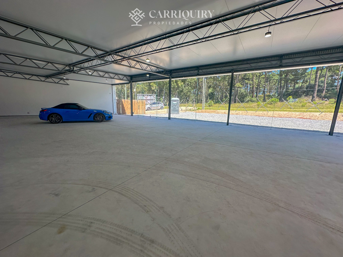 Local Comercial ID.8712/Locales-en-Alquiler--Carriquiry--Propiedades - A estrenar local en Av en Maldonado con 660 m2 de uso exclusivo