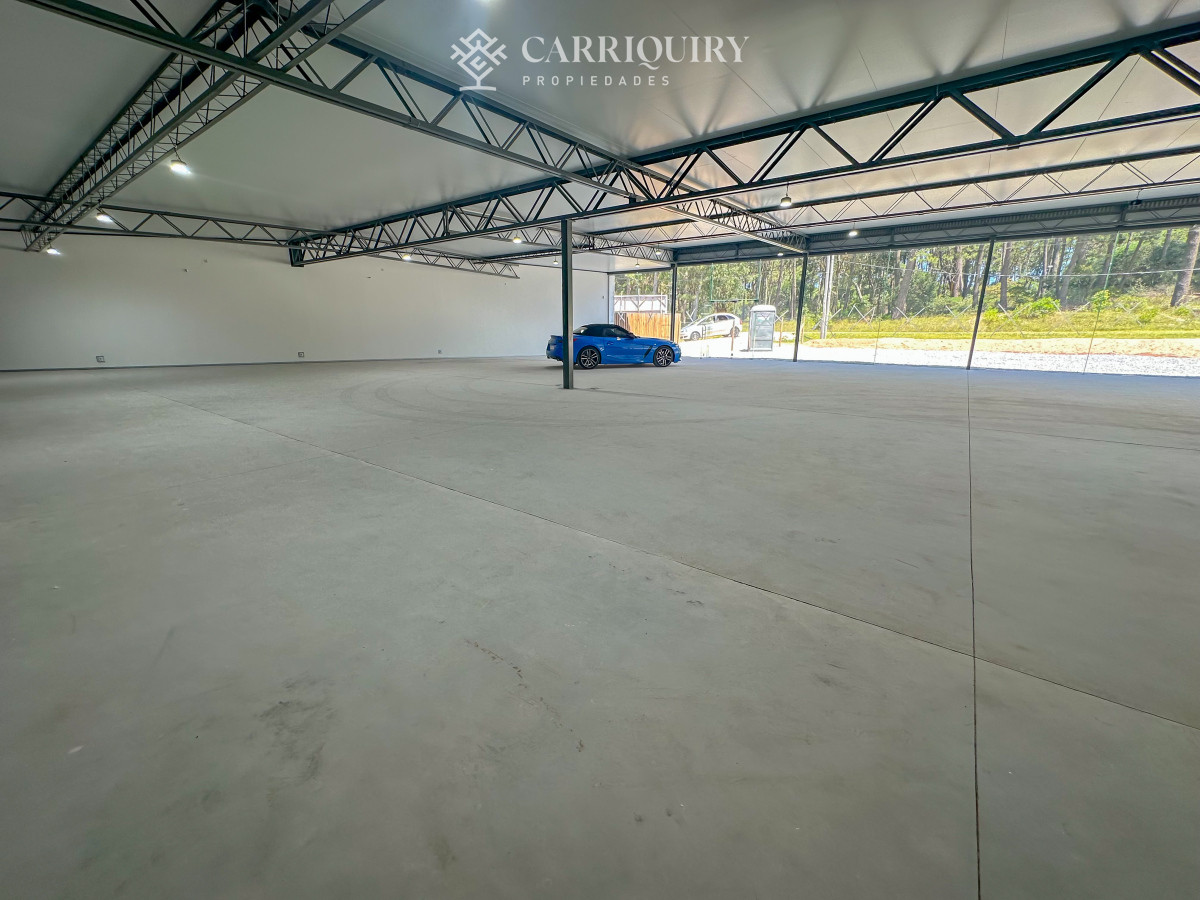 Local Comercial ID.8712/Locales-en-Alquiler--Carriquiry--Propiedades - A estrenar local en Av en Maldonado con 660 m2 de uso exclusivo