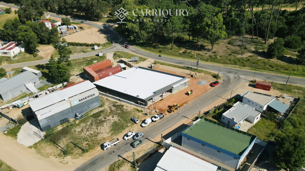 Local Comercial ID.8712/Locales-en-Alquiler--Carriquiry--Propiedades - A estrenar local en Av en Maldonado con 660 m2 de uso exclusivo