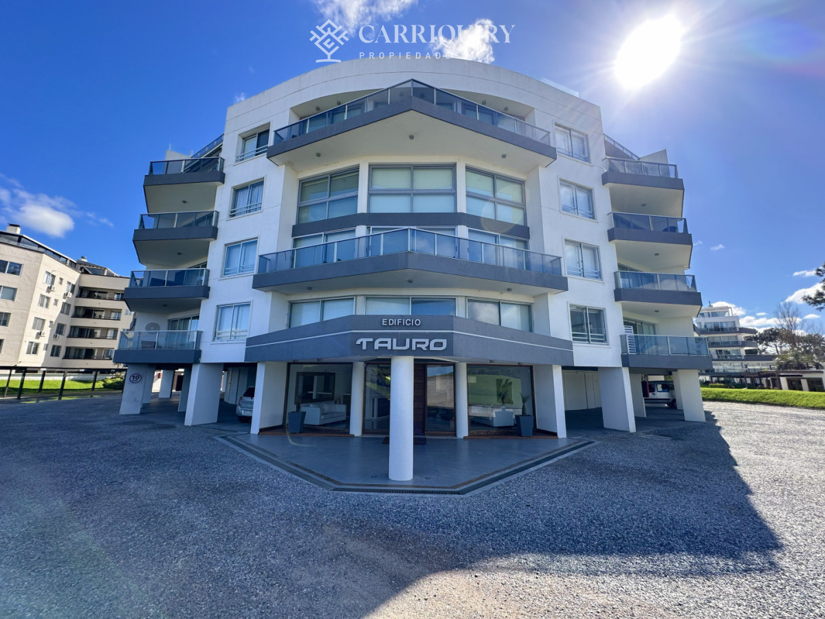 Apartamento ID.10030/APARTAMENTO-EN-ALQUILER-TEMPORARIO-1-DORMITORIO-Y-MEDIO-PLAYA-MANSA-FRENTE-AL-MAR-CRUCEROS-3-A-ESTRENAR - Pent House en primera linea de Playa Mansa