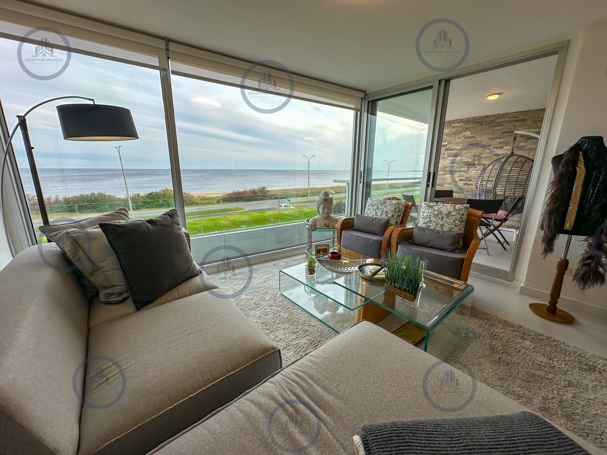 Exclusivo departamento en primera línea de Playa Mansa, 2 Dormitorios — fotografía 2