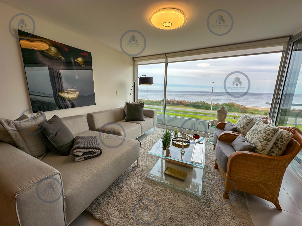 Exclusivo departamento en primera línea de Playa Mansa, 2 Dormitorios — fotografía 1