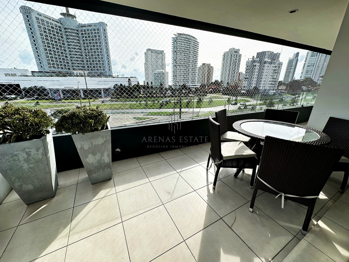 Apartamento ID.2255 - Punta de Este, Apartamento de 3 dormitorios a metros del mar y al Hotel Conrad.