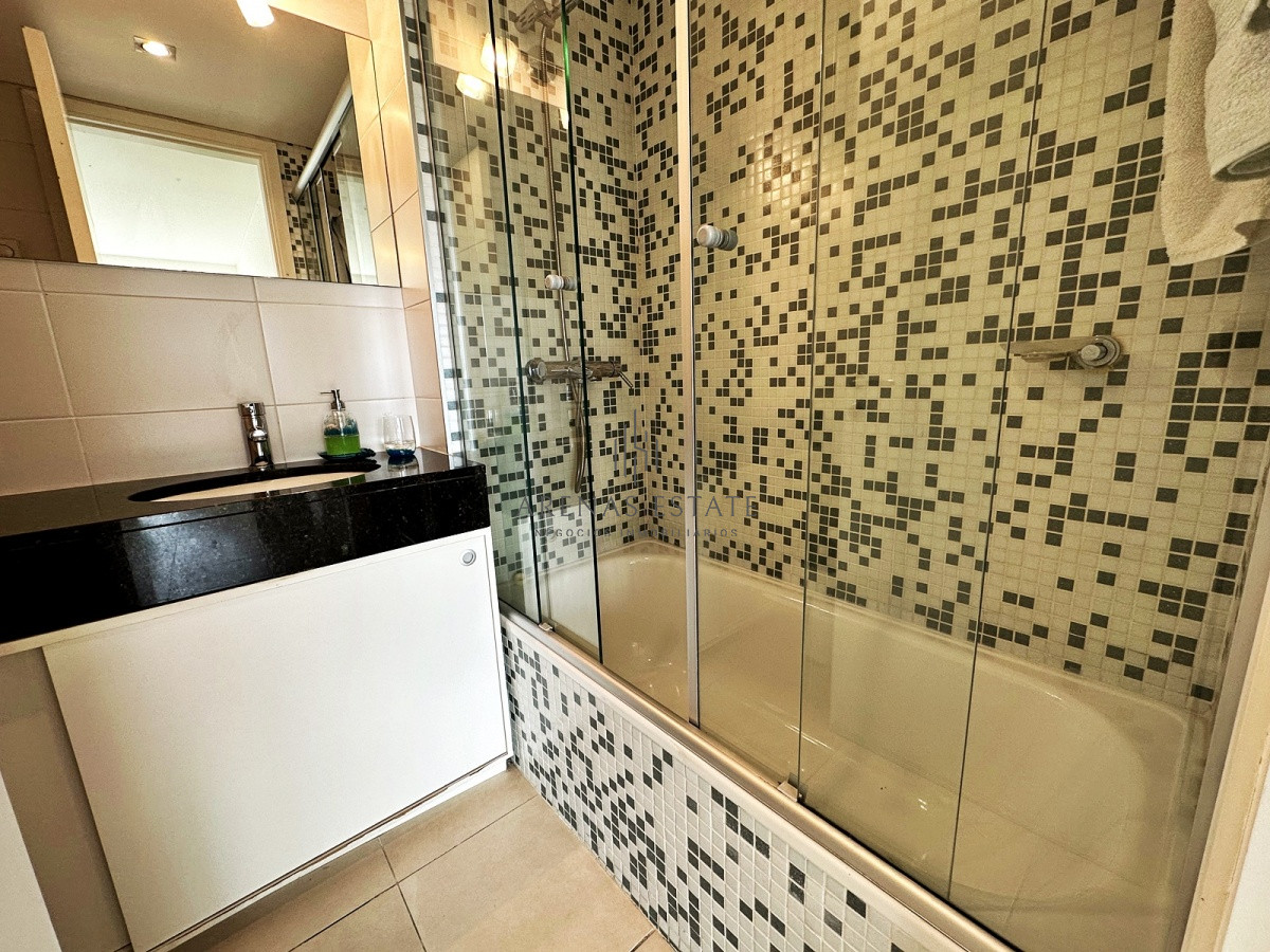 Apartamento ID.2255 - Punta de Este, Apartamento de 3 dormitorios a metros del mar y al Hotel Conrad.