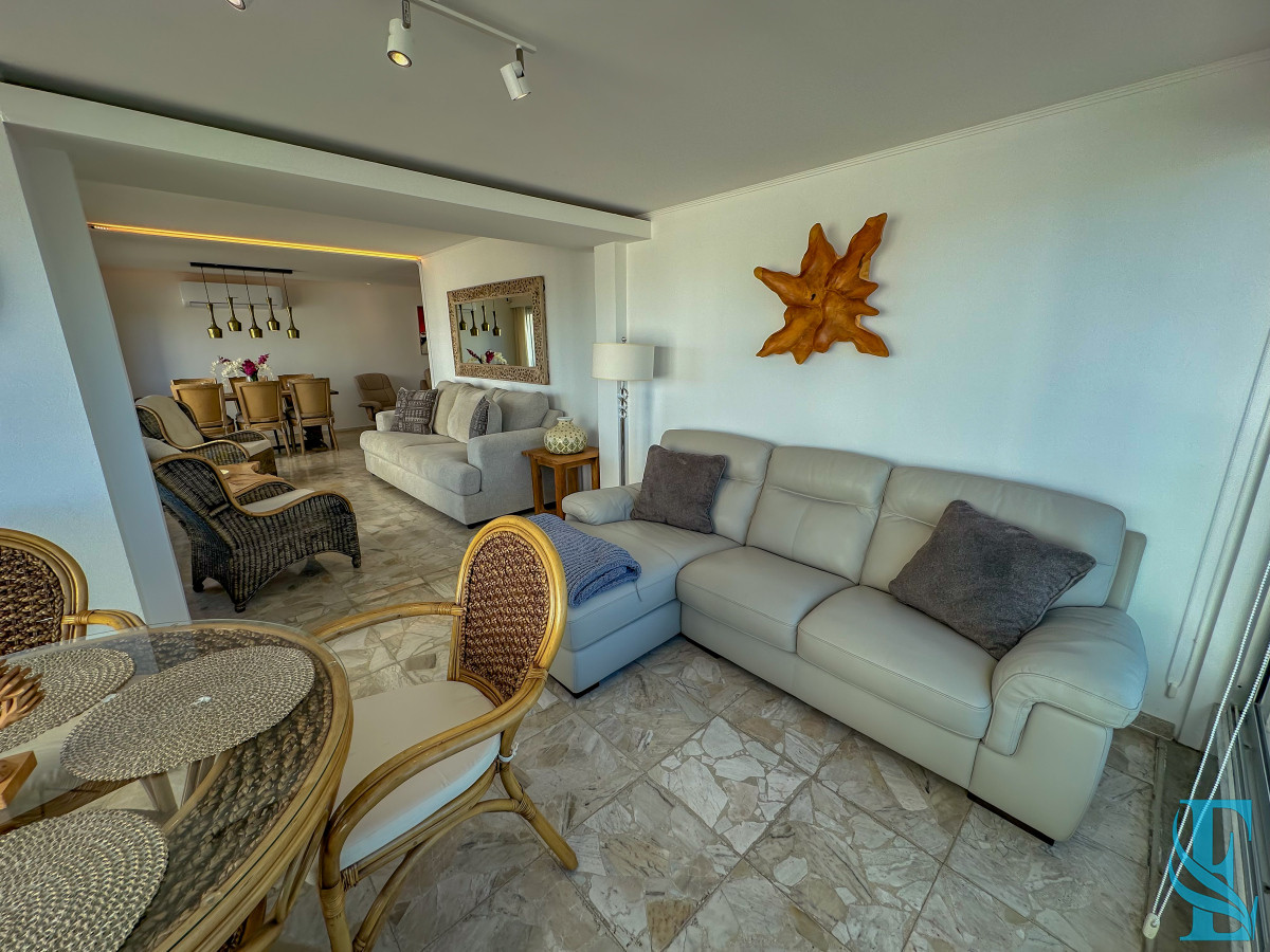 Apartamento ID.701 - Hermoso apartamento en Playa Mansa con vista al mar en torre con servicios.