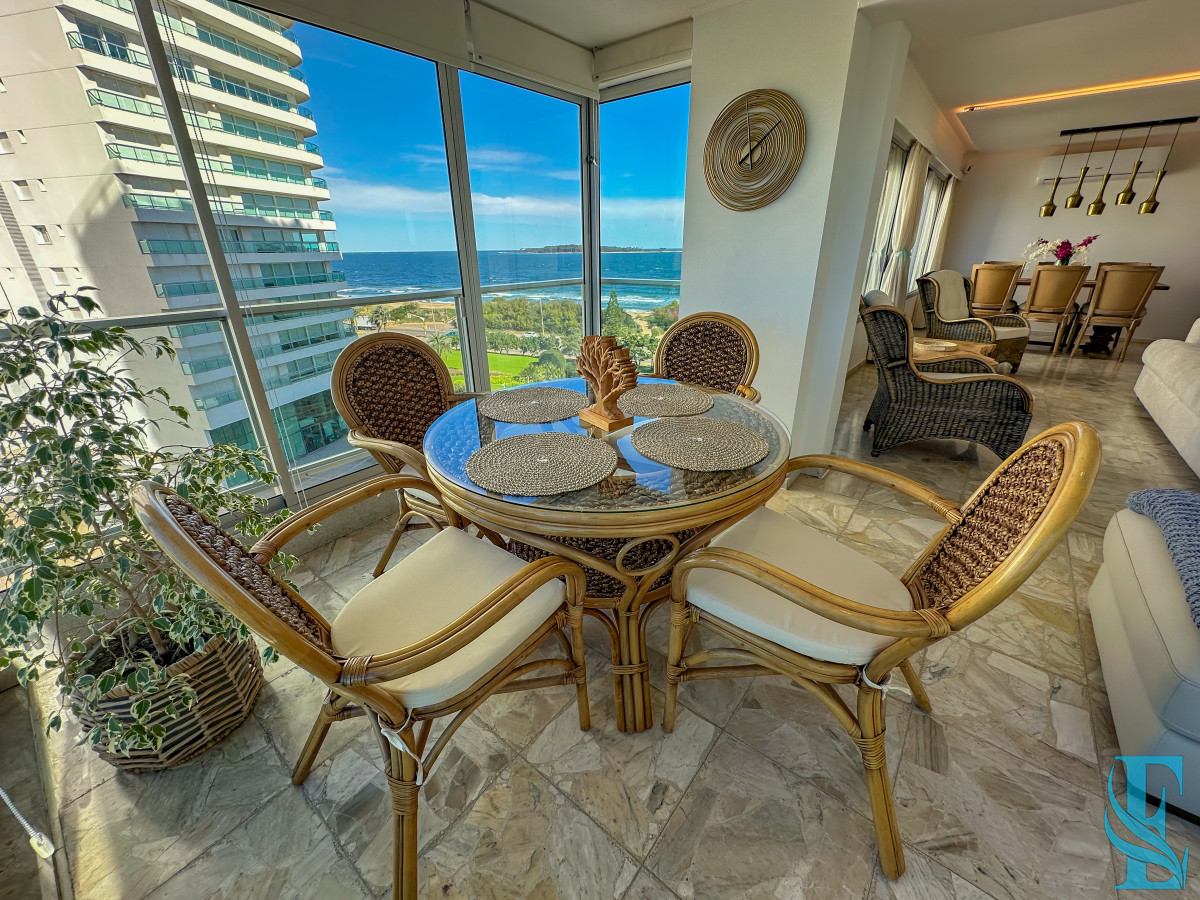 Apartamento ID.701 - Hermoso apartamento en Playa Mansa con vista al mar en torre con servicios.