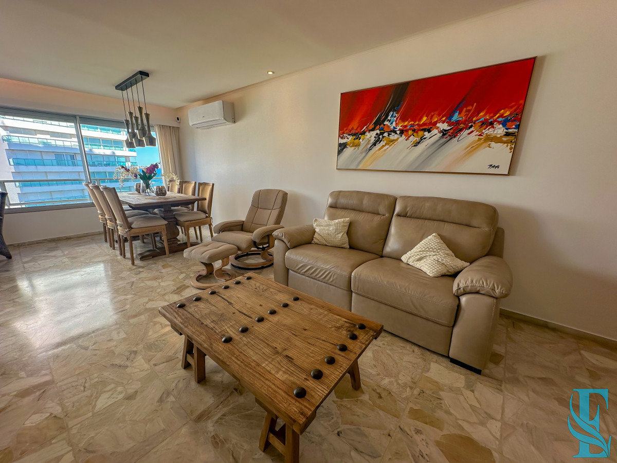 Apartamento ID.701 - Hermoso apartamento en Playa Mansa con vista al mar en torre con servicios.