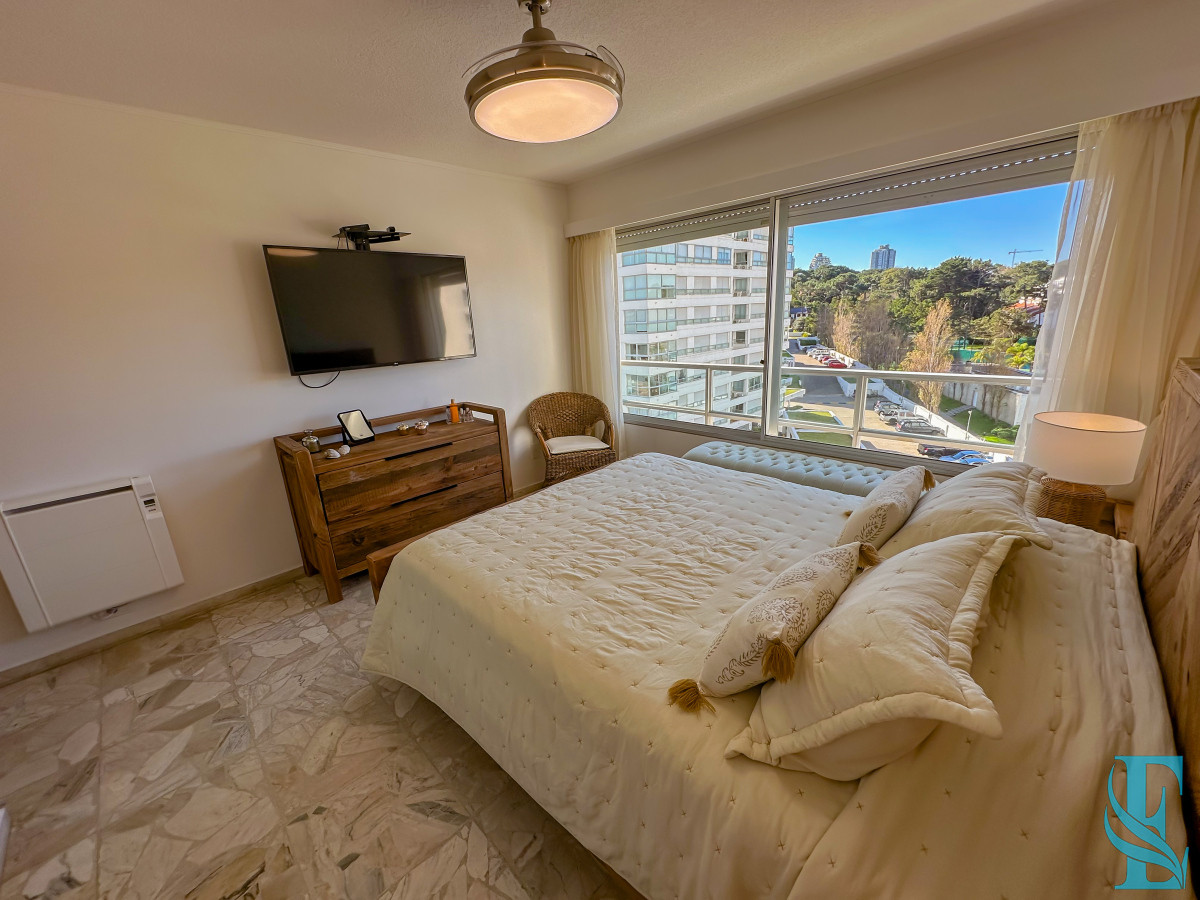 Apartamento ID.701 - Hermoso apartamento en Playa Mansa con vista al mar en torre con servicios.