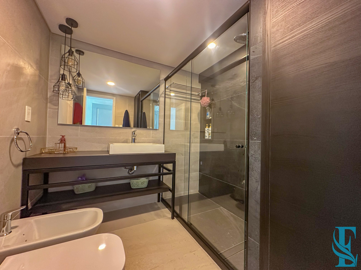 Apartamento ID.701 - Hermoso apartamento en Playa Mansa con vista al mar en torre con servicios.