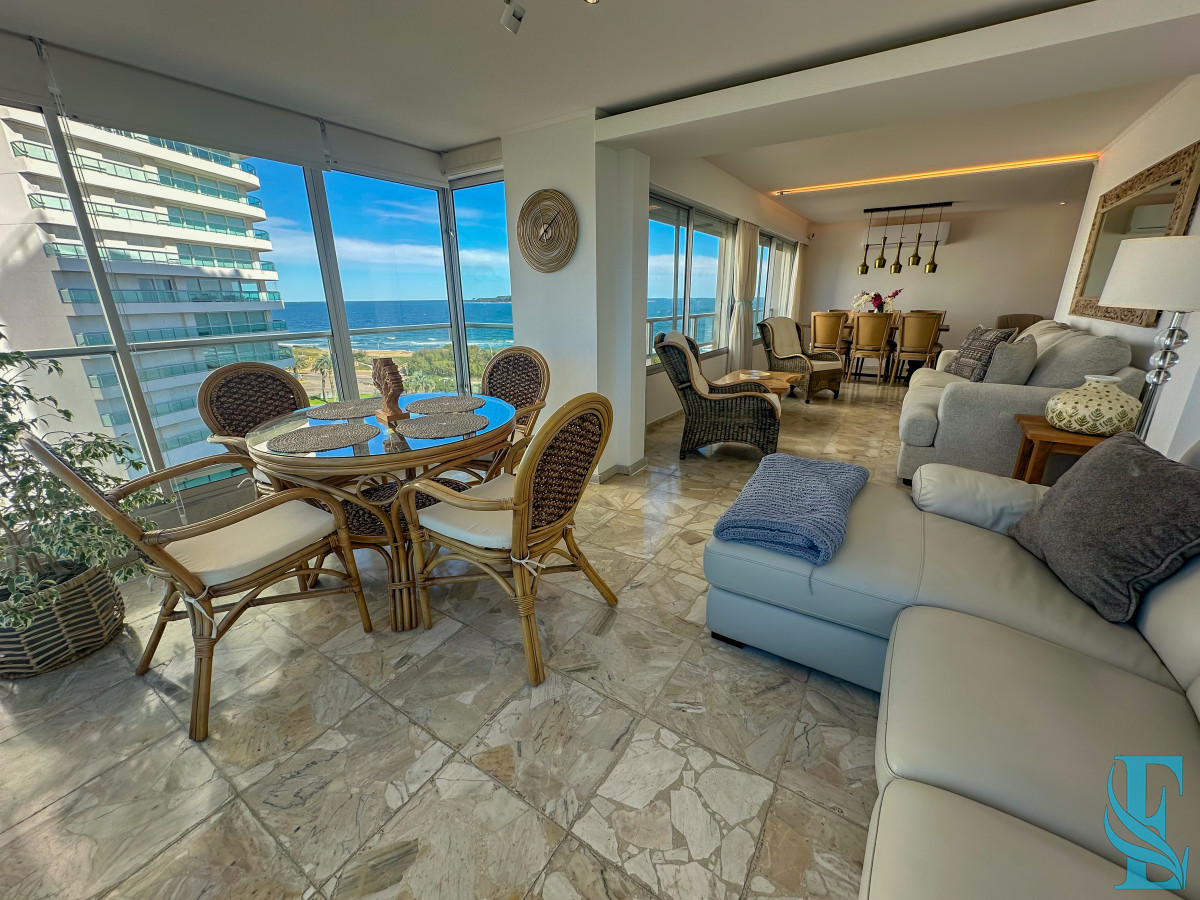 Apartamento ID.701 - Hermoso apartamento en Playa Mansa con vista al mar en torre con servicios.