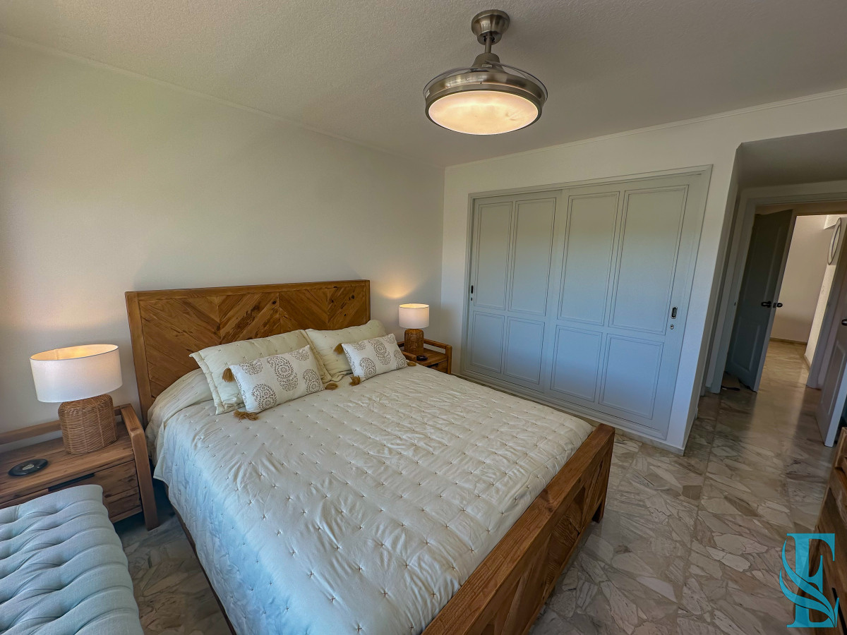 Apartamento ID.701 - Hermoso apartamento en Playa Mansa con vista al mar en torre con servicios.