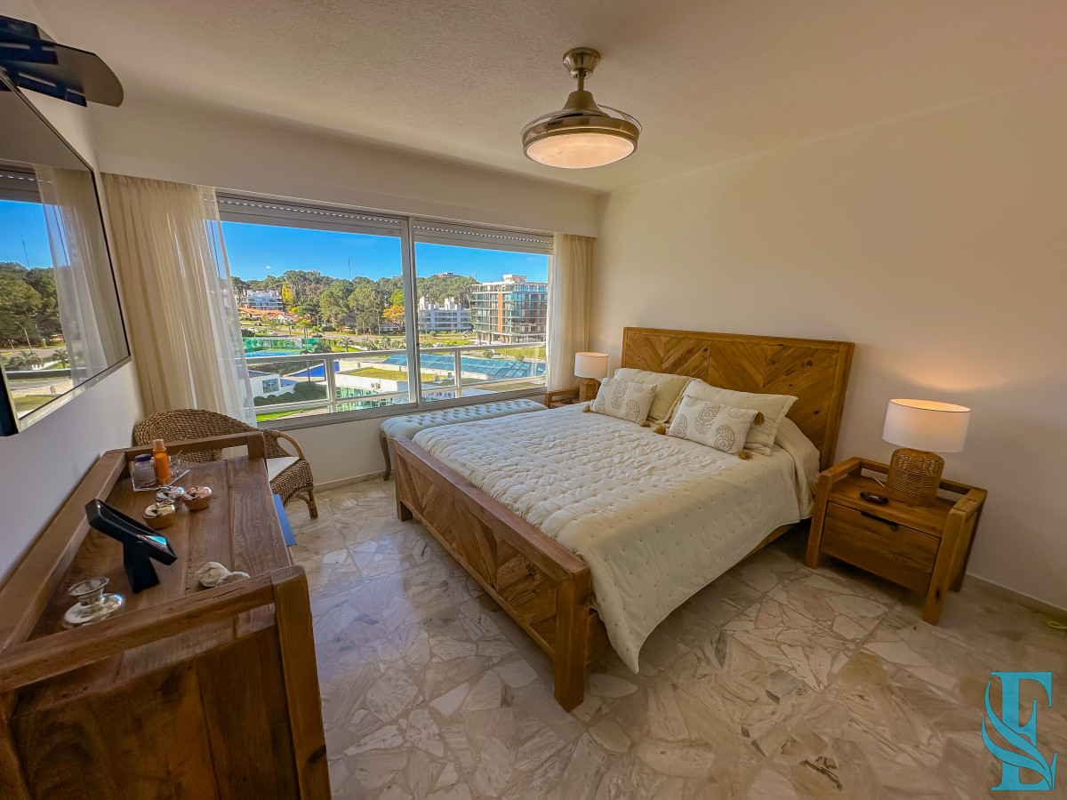 Apartamento ID.701 - Hermoso apartamento en Playa Mansa con vista al mar en torre con servicios.