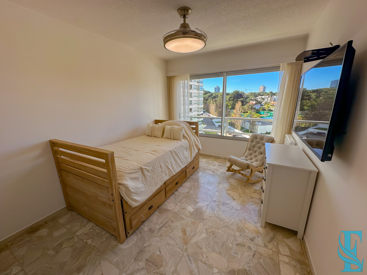 Apartamento ID.701 - Hermoso apartamento en Playa Mansa con vista al mar en torre con servicios.