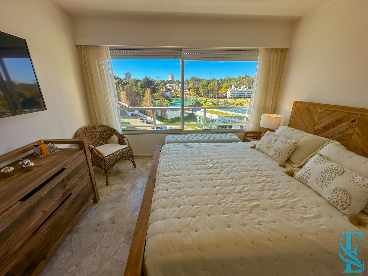 Apartamento ID.701 - Hermoso apartamento en Playa Mansa con vista al mar en torre con servicios.