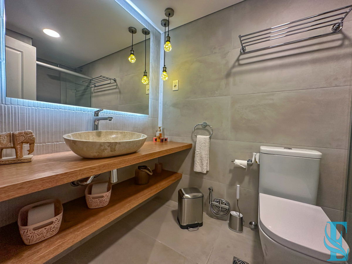 Apartamento ID.701 - Hermoso apartamento en Playa Mansa con vista al mar en torre con servicios.